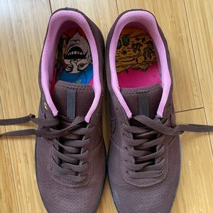 Nike SB Team Classic PRM sneaker. In Earth colour w/Magic Flamingo trim. New.